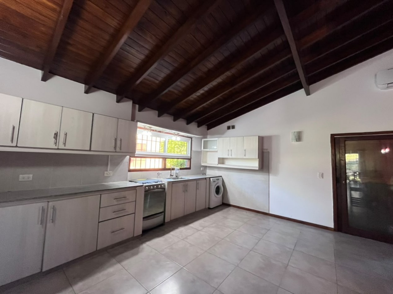 Venta de Casa 5 ambientes en Pinamar cerca del mar y centro comercial (cuenta con Gas Natural )