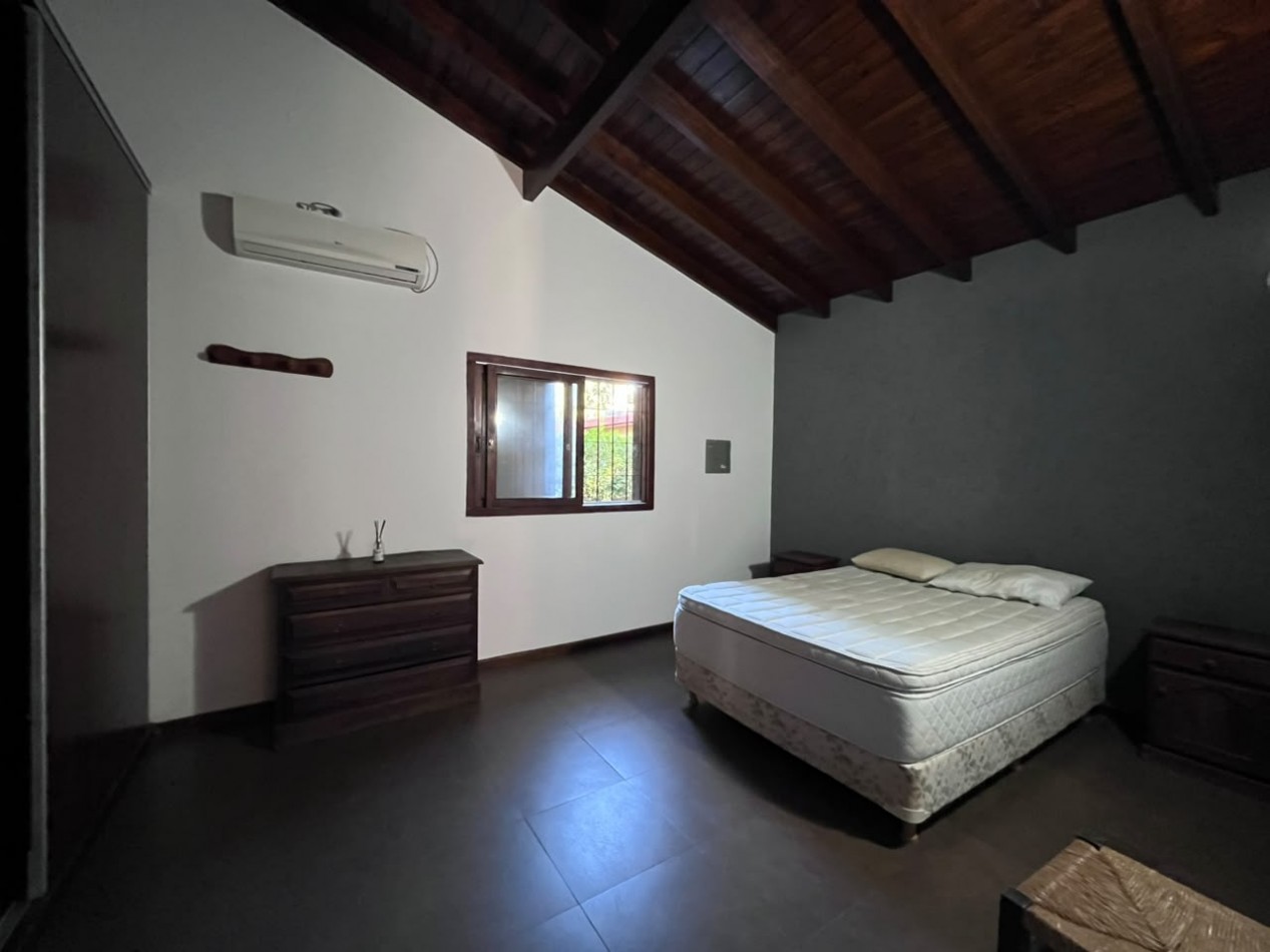 Venta de Casa 5 ambientes en Pinamar cerca del mar y centro comercial (cuenta con Gas Natural )