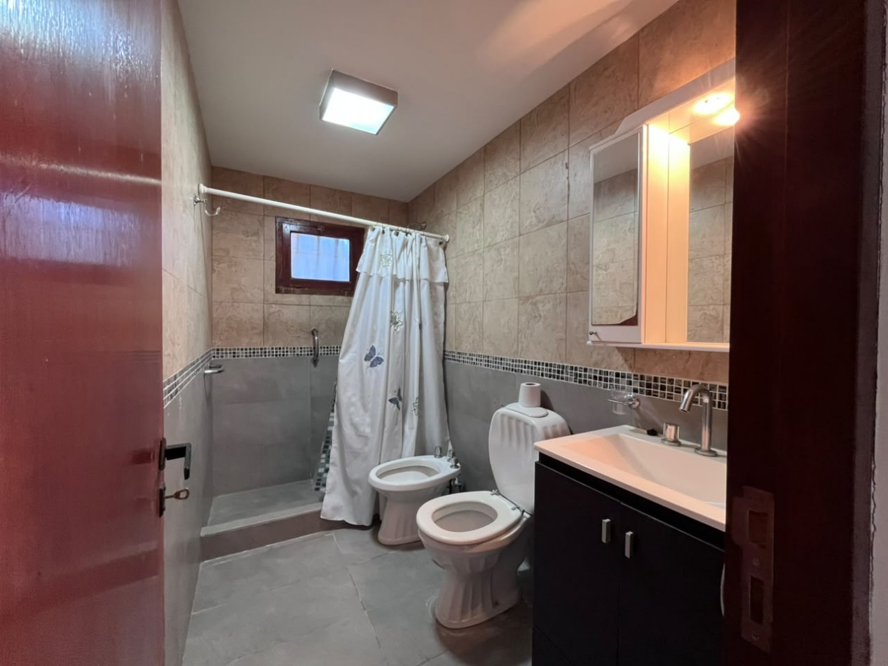 Venta de Casa 5 ambientes en Pinamar cerca del mar y centro comercial (cuenta con Gas Natural )