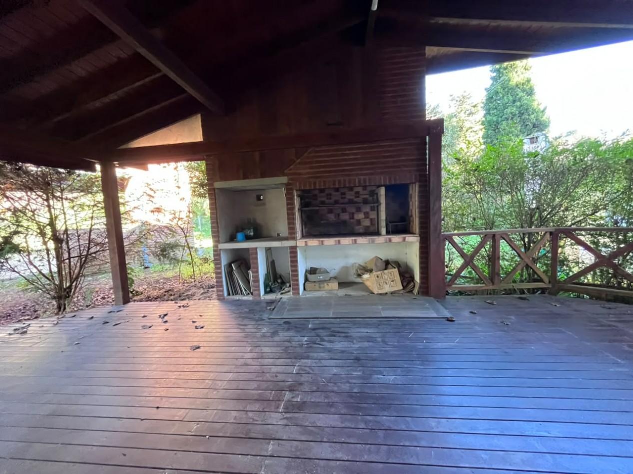 Venta de Casa 5 ambientes en Pinamar cerca del mar y centro comercial (cuenta con Gas Natural )