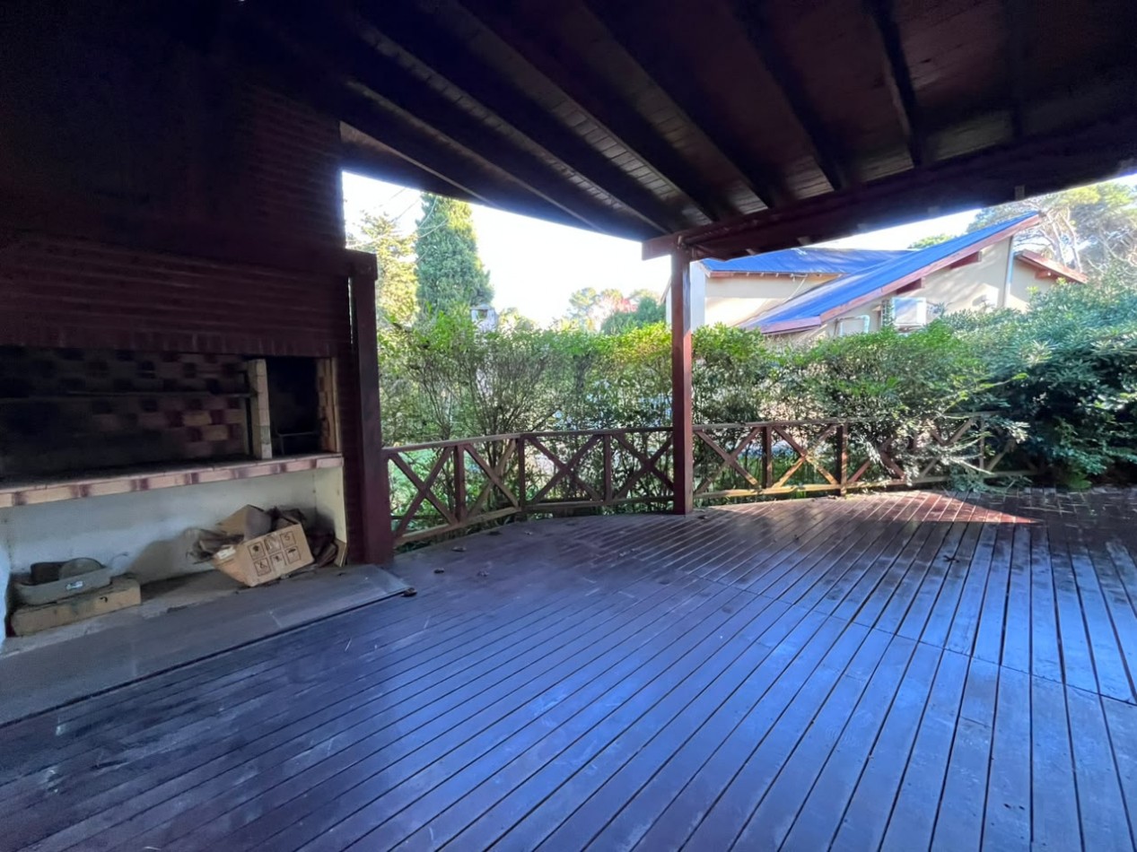 Venta de Casa 5 ambientes en Pinamar cerca del mar y centro comercial (cuenta con Gas Natural )