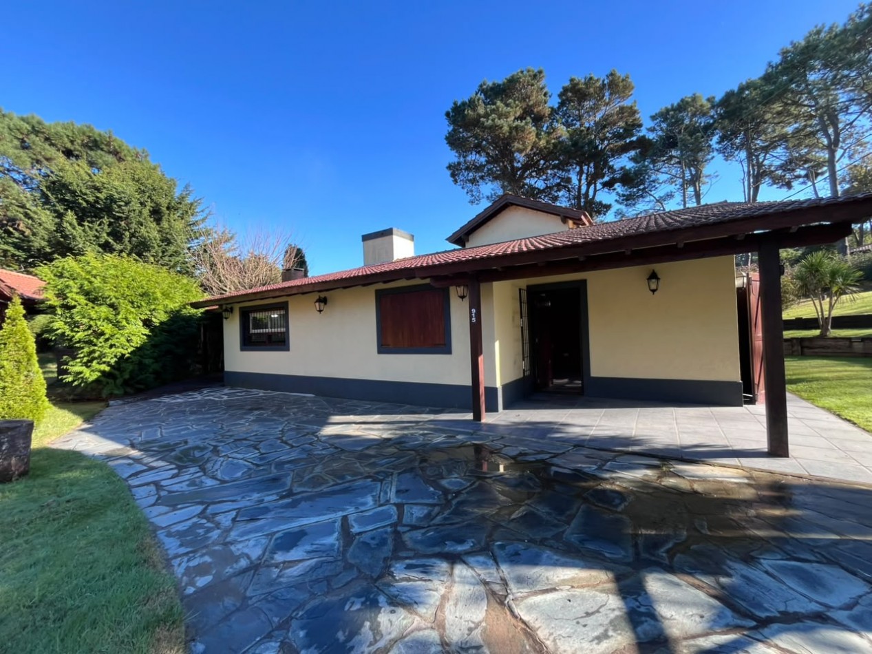 Venta de Casa 5 ambientes en Pinamar cerca del mar y centro comercial (cuenta con Gas Natural )