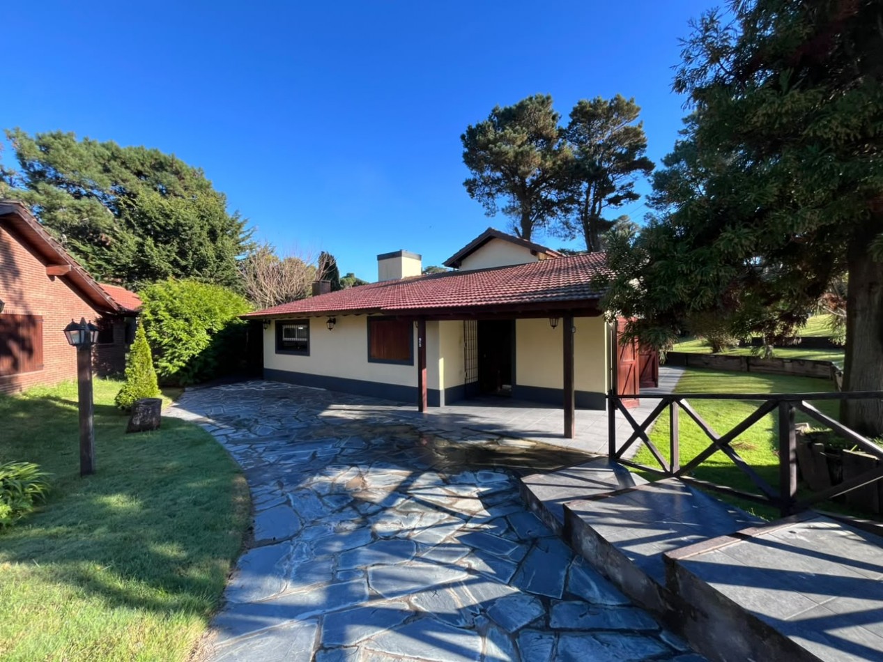Venta de Casa 5 ambientes en Pinamar cerca del mar y centro comercial (cuenta con Gas Natural )