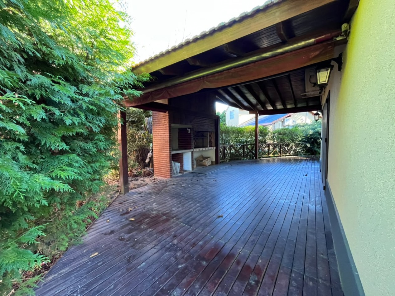 Venta de Casa 5 ambientes en Pinamar cerca del mar y centro comercial (cuenta con Gas Natural )