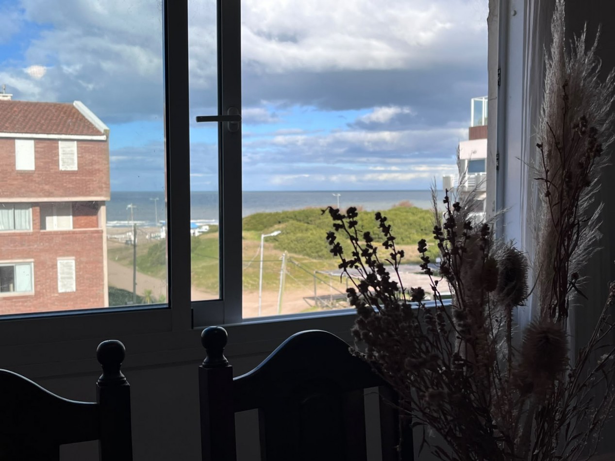 Hermoso departamento con VISTA AL MAR, 3 ambientes c/estacionamiento, Zona Muelle (GAS NATURAL)