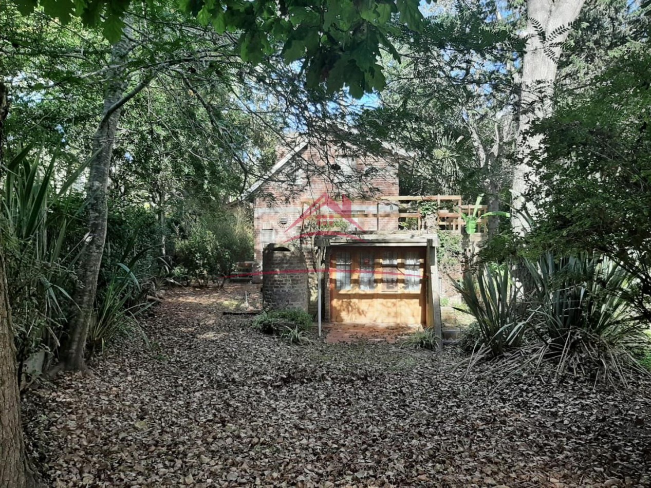 Casa ideal para ampliar sobre lote multifamiliar, a 150 mts de la playa..  SUPERFICIE: frente 15 mts x largo 31 mts. = 465 m2 aprox.