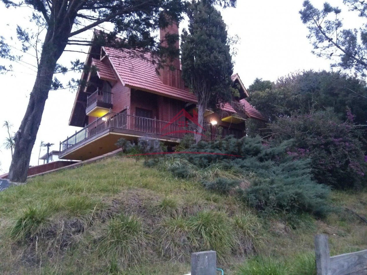 Casa a 100 mts de la playa, sobre lote Multifamiliar y Hotelero - Azopardo esq.Parquer