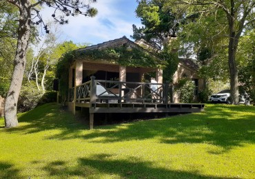 Hermosa casa sobre 2 terrenos, parque de 900m2, a 5 cuadras del mar.